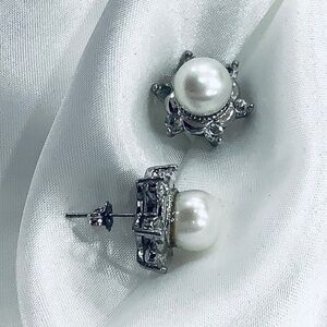 Luxury 9-10mm White Freshwater Pearl Earrings Set in Snowflake Design Wedding